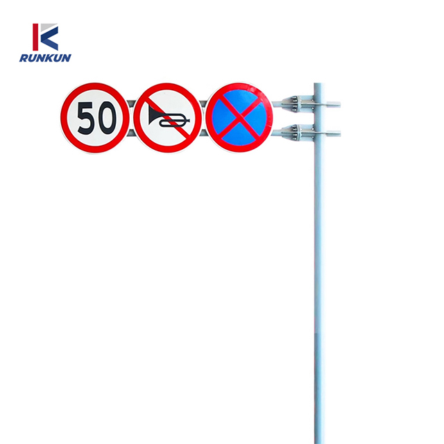 Instrucciones de tráfico de conducción de vehículos Poste de señal de tráfico de carretera